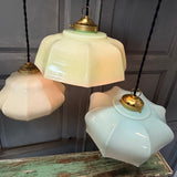 Suspension ancienne en opaline vert, abat-jour festonné vintage, luminaire campagne chic