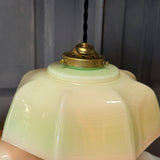 Suspension ancienne en opaline vert, abat-jour festonné vintage, luminaire campagne chic