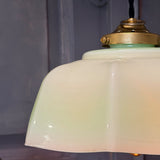 Suspension ancienne en opaline vert, abat-jour festonné vintage, luminaire campagne chic