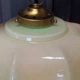Suspension ancienne en opaline vert, abat-jour festonné vintage, luminaire campagne chic
