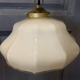 Suspension ancienne en opaline creme, abat-jour festonné vintage, luminaire campagne chic