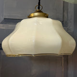 Suspension ancienne en opaline creme, abat-jour festonné vintage, luminaire campagne chic