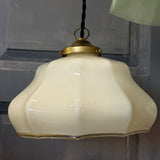 Suspension ancienne en opaline creme, abat-jour festonné vintage, luminaire campagne chic