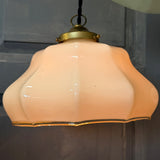 Suspension ancienne en opaline creme, abat-jour festonné vintage, luminaire campagne chic