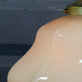 Suspension ancienne en opaline creme, abat-jour festonné vintage, luminaire campagne chic