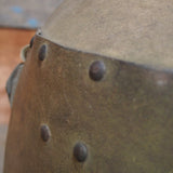 curiosité ancien masque de soudeur sur socle