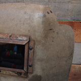 curiosité ancien masque de soudeur sur socle