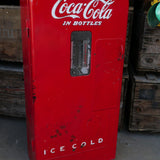 ancien distributeur frigo americain COCA COLA dans son jus
