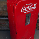 ancien distributeur frigo americain COCA COLA dans son jus