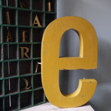 tres grande lettre E d'ancienne enseigne