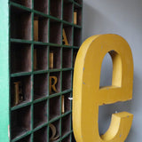 tres grande lettre E d'ancienne enseigne