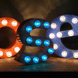 tres grande lettre E d'ancienne enseigne lumineuse façon fete foraine