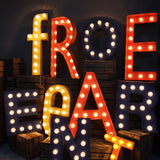 tres grande lettre A d'ancienne enseigne lumineuse façon fete foraine