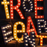 tres grande lettre E d'ancienne enseigne lumineuse façon fete foraine