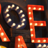 tres grande lettre E d'ancienne enseigne lumineuse façon fete foraine