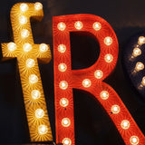 tres grande lettre R d'ancienne enseigne lumineuse façon fete foraine