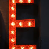tres grande lettre E d'ancienne enseigne lumineuse façon fete foraine