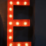 tres grande lettre E d'ancienne enseigne lumineuse façon fete foraine