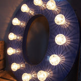 tres grande lettre E d'ancienne enseigne lumineuse façon fete foraine