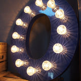 tres grande lettre E d'ancienne enseigne lumineuse façon fete foraine