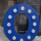 tres grande lettre E d'ancienne enseigne lumineuse façon fete foraine