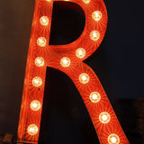 tres grande lettre R d'ancienne enseigne lumineuse façon fete foraine