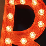 tres grande lettre R d'ancienne enseigne lumineuse façon fete foraine