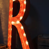 tres grande lettre R d'ancienne enseigne lumineuse façon fete foraine