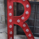 tres grande lettre R d'ancienne enseigne lumineuse façon fete foraine