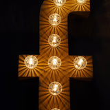 tres grande lettre F d'ancienne enseigne lumineuse façon fete foraine