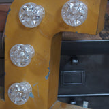 tres grande lettre F d'ancienne enseigne lumineuse façon fete foraine