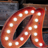 tres grande lettre a d'ancienne enseigne lumineuse façon fete foraine