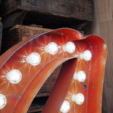 tres grande lettre a d'ancienne enseigne lumineuse façon fete foraine