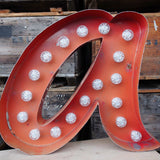 tres grande lettre a d'ancienne enseigne lumineuse façon fete foraine