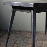 La célèbre table 55 Tolix patine graphite