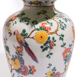 Vase blanc en céramique à motifs floraux et oiseau tropical