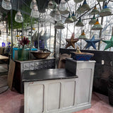 comptoir en bois  d'une quincaillerie patine grise d'origine