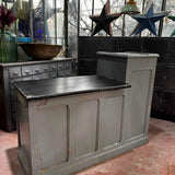 comptoir en bois  d'une quincaillerie patine grise d'origine