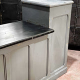 comptoir en bois  d'une quincaillerie patine grise d'origine