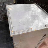 comptoir en bois  d'une quincaillerie patine grise d'origine