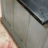 comptoir en bois  d'une quincaillerie patine grise d'origine