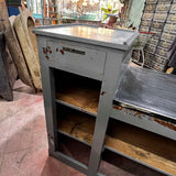 comptoir en bois  d'une quincaillerie patine grise d'origine