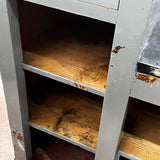 comptoir en bois  d'une quincaillerie patine grise d'origine