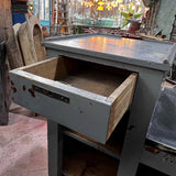 comptoir en bois  d'une quincaillerie patine grise d'origine