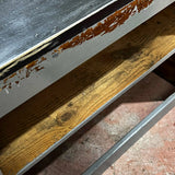 comptoir en bois  d'une quincaillerie patine grise d'origine