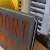 authentique plaque de feu en verre don't walk americain vintage USA / don t walk