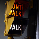 New York feu dont walk americain vintage USA jaune d'origine avec fixations murale