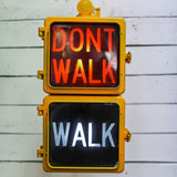 feu dont walk americain vintage USA jaune d'origine avec fixations murale