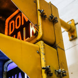 New York feu dont walk americain vintage USA jaune d'origine avec fixations murale