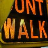 New York feu dont walk americain vintage USA jaune d'origine avec fixations murale